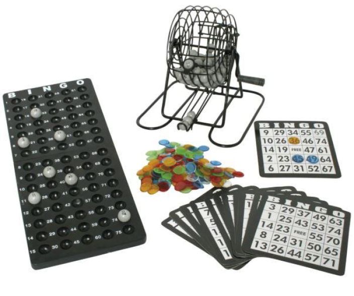 Bingokone sisaltaa arvontakoneen, 75 bingopalloa, 18 bingokorttia, alustan bingopalloille seka 150 varikiekkoa.