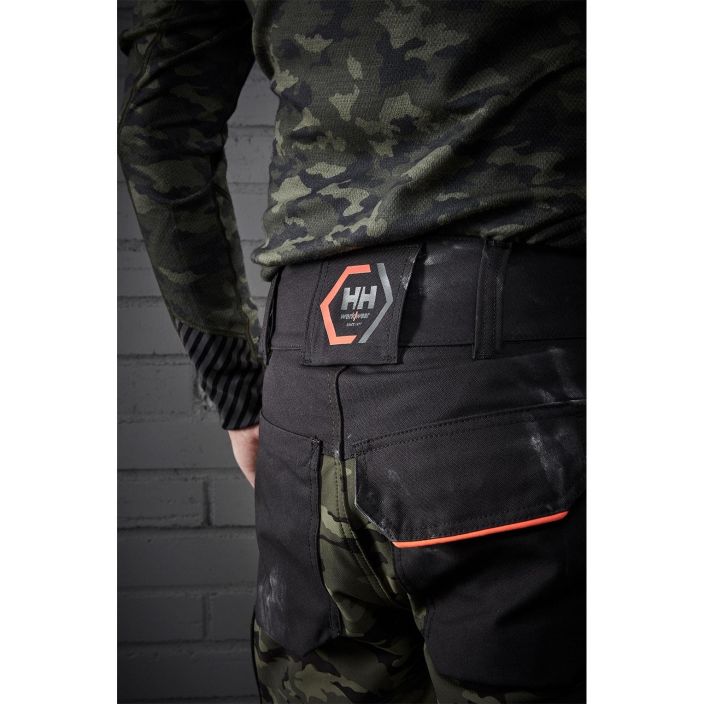 Helly Hansen Workwear HOUSUT STRETCH CHELSEA EVO CAMO VIHREA/MUSTA - Paamateriaali neljaan suuntaan joustava 93% polyamidia,