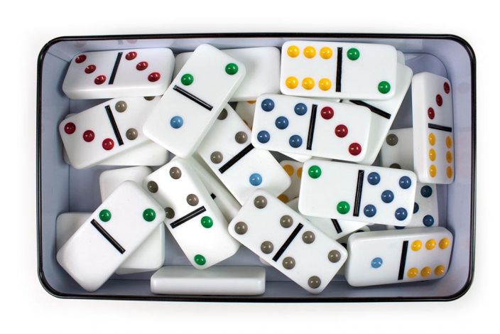 Domino Double 6 metallirasiassa Tama upea dominopeli saa kaikki innostumaan! Pelaa dominosi pitkiksi ketjuiksi ja yrita