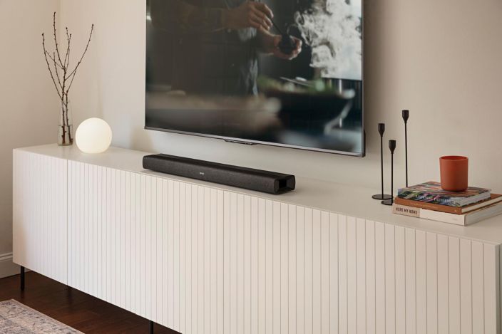 Denon DHT-S217 Soundbar TV-Kaiutin enon DHT-S217 on ohut soundbar, johon on integroitu kaksi alaspain suunnattua subwooferia