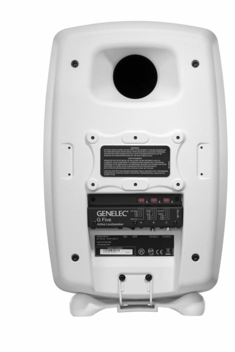 Genelec G Five White G Five-aktiivikaiuttimen bassotoisto ulottuu matalammalle kuin monissa suurissa lattiakaiuttimissa. Se