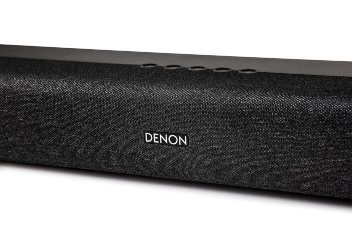 Denon DHT-S217 Soundbar TV-Kaiutin enon DHT-S217 on ohut soundbar, johon on integroitu kaksi alaspain suunnattua subwooferia