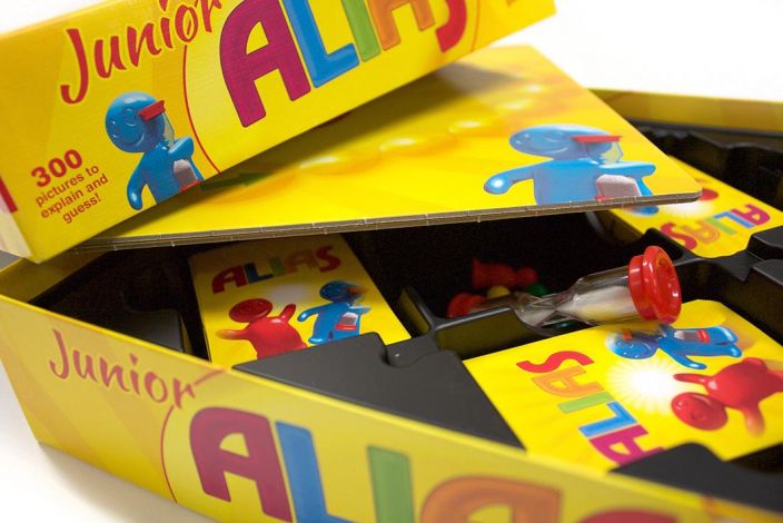 Barn Alias (SWE) Ett roligt bildforklaringsspel for barn. Spelet spelas i tvamannalag och minsta antal spelare ar 4. Spelet