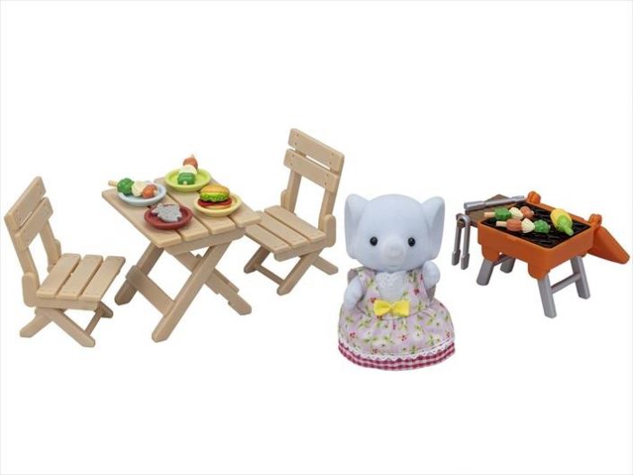 Sylvanian Families Piknik-leikkisetti ja hahmo On taas grillikausi ja elefanttitytto Miriam kutsuu grillijuhliin.