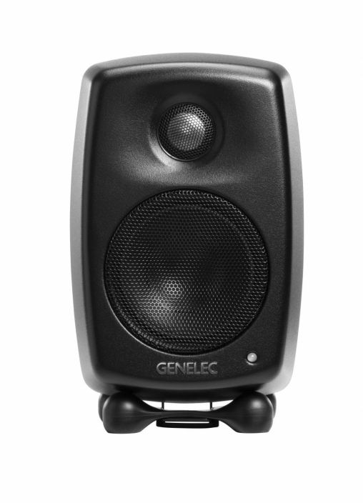 Genelec G One B Black Erittain pienesta koostaan huolimatta G One kykenee tuottamaan suuren maksimiaanenpaineen matalalla