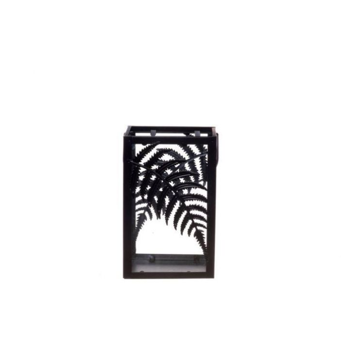 4Living Lyhty Fern musta 14x14x22 cm Metallilyhdyssa on kaunis koristeleikkaus. Loistava tunnelman luoja pimeneviin