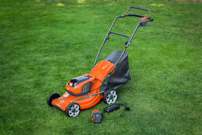 Husqvarna LC 137i, Akkuruohonleikkuri mukana akku ja laturi tuotekuva 1