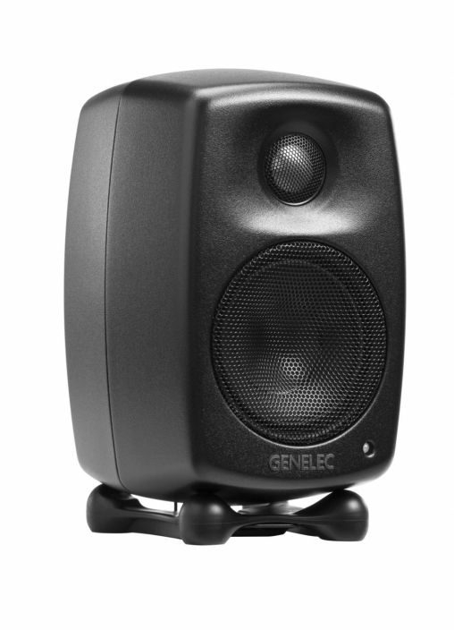 Genelec G One B Black Erittain pienesta koostaan huolimatta G One kykenee tuottamaan suuren maksimiaanenpaineen matalalla