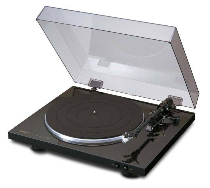 Denon DP-300F Levysoitin (Musta) Ominaisuudet: - Levylautanen alumiinia - Nopeus: 33,3/45 rpm - MM-aanirasia DSN-85 -