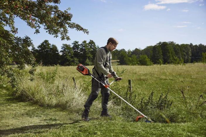 Husqvarna 325IR, EI AKKU/LATURI Taman akkukayttoisen ruohoraivurin ammattitason suorituskyky takaa tehokkaan tyoskentelyn ja