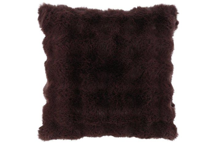 Fanni K Koristetyyny Aava 50x50 Espresso Kierratysmateriaalista valmistettu pehmea tyyny tekoturkismateriaalista. Fanni K Koristetyyny Aava 50x50 Espresso Kierratysmateriaalista valmistettu pehmea tyyny tekoturkismateriaalista.