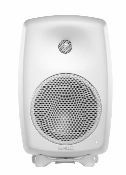 Genelec G Five White G Five-aktiivikaiuttimen bassotoisto ulottuu matalammalle kuin monissa suurissa lattiakaiuttimissa. Se