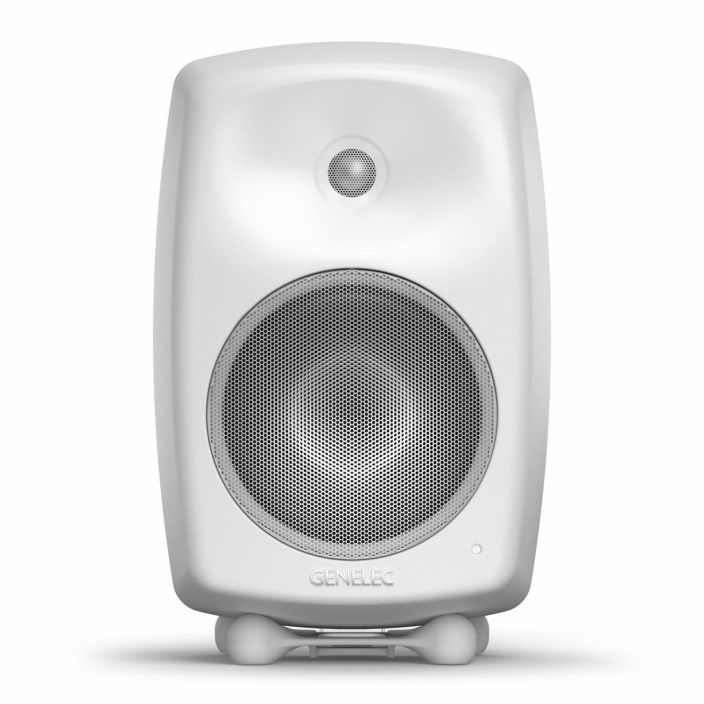 Genelec G Four B White G Four-aktiivikaiutin tuo esiin kaikki audiomateriaalin yksityiskohdat ja nyanssit. Taman