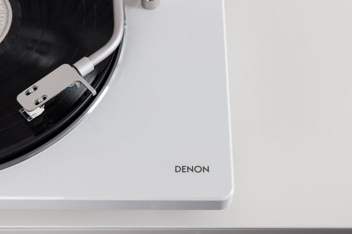 Denon DP-400 Levysoitin, Valkoinen Huikaisevan kauniisti rakennettu ja soiva DP-400 hammastyttaa myos edullisella