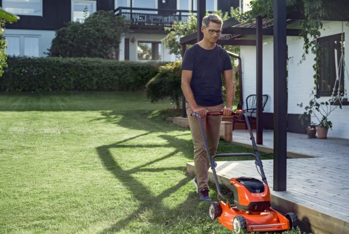 LB146i Kit incl 40-C80 and 40-B140 Light-weighted and efficient battery mower with durable composite deck designed for great