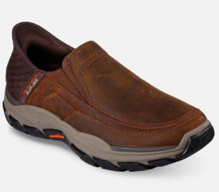 Skechers miesten Relaxed Fit: Slip-ins: Respected- Elgin ruskea Nama moc-toe -tyyliset slip ins -kengat on helppo sujauttaa