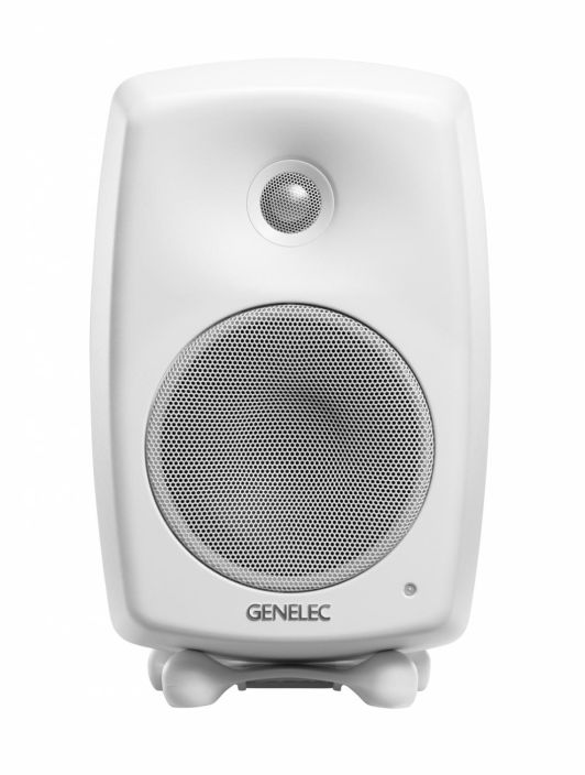 Genelec G Three B White G Threen muotoilu ja suorituskyky ovat tehneet siita erittain suositun mallin sisustusystavallista