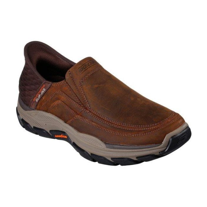 Skechers miesten Relaxed Fit: Slip-ins: Respected- Elgin ruskea Nama moc-toe -tyyliset slip ins -kengat on helppo sujauttaa