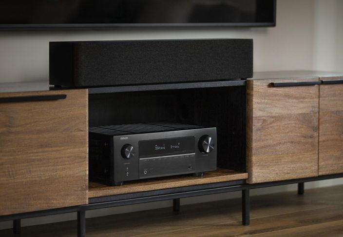 Denon AVR-X2800H 7.2 AV-Viritinvahvistin Denonin edullisten mallien kultainen keskitie ilahduttaa niin musiikin kuin